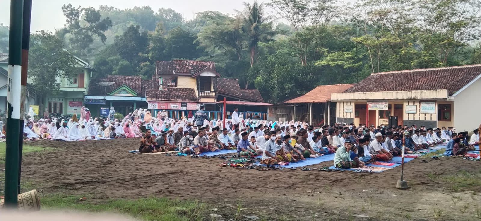 Pelaksanaan Sholat Idul Fitri Di Lapangan Futsal
